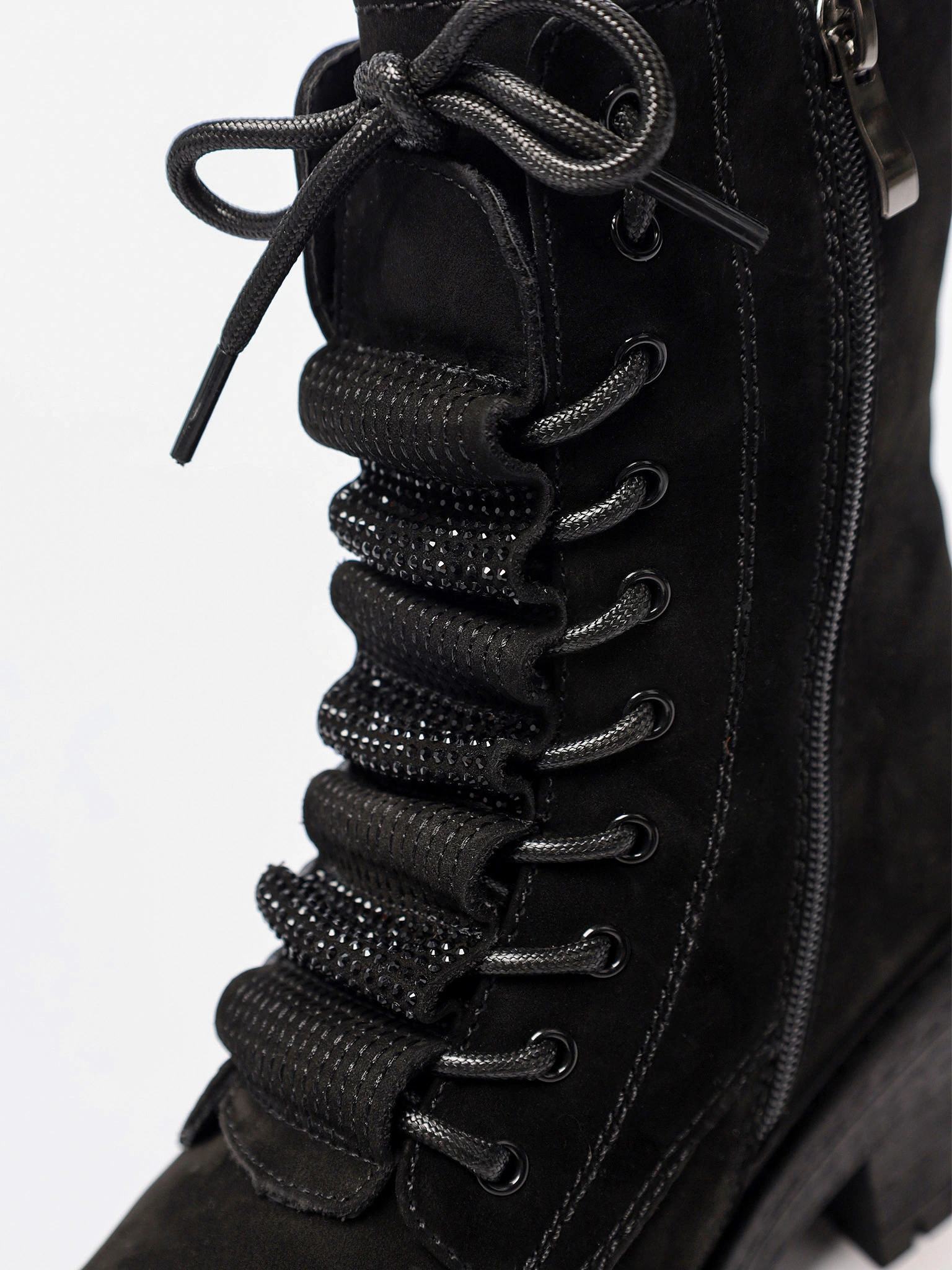 Ботинки-дерби черного цвета со стразами на высоком широком каблуке